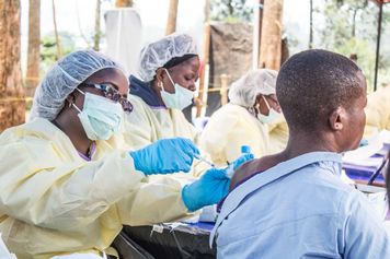 Epidemia eboli w DRK. Ruszyły szczepienia medyków