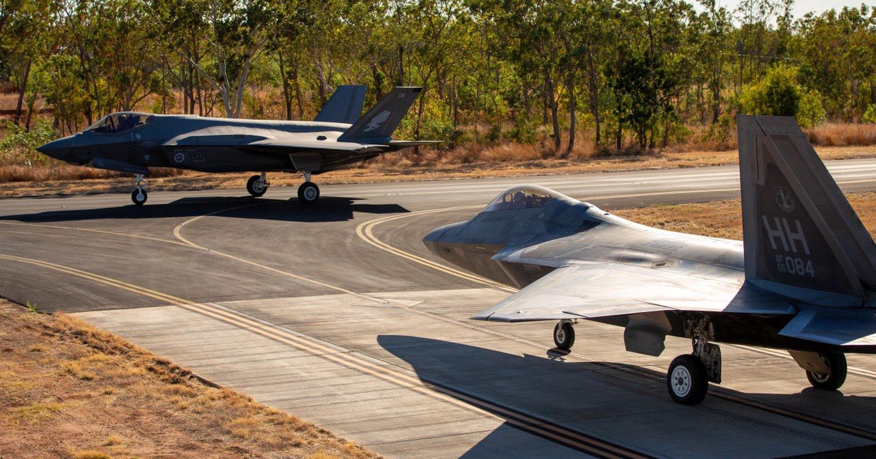 Amerykański F-22A Raptor ze 199. Eskadry Ekspedycyjnej i australijski F-35A Lightning II z 75. Eskadry w RAAF Base Tindal