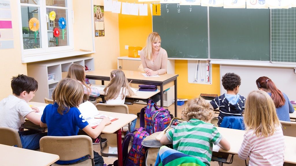 Wychowanie do życia w rodzinie to nieobowiązkowy przedmiot realizowany w starszych klasach szkół podstawowych oraz w szkołach średnich