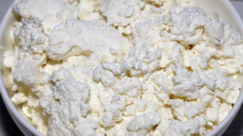 Ile kalorii ma serek wiejski?