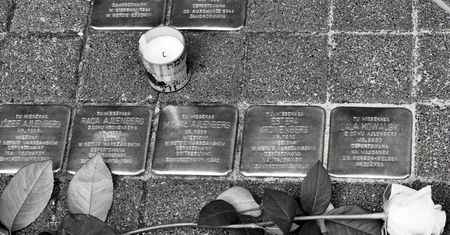 Kolejne Kamienie Pamięci w Poznaniu. Przed kamienicą przy ul. Mickiewicza 7 upamiętniono poznańskich Żydów