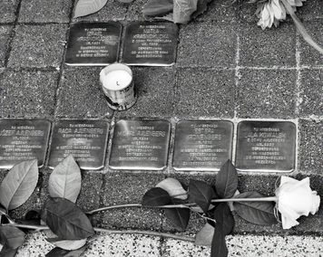 Kolejne Kamienie Pamięci w Poznaniu. Przed kamienicą przy ul. Mickiewicza 7 upamiętniono poznańskich Żydów