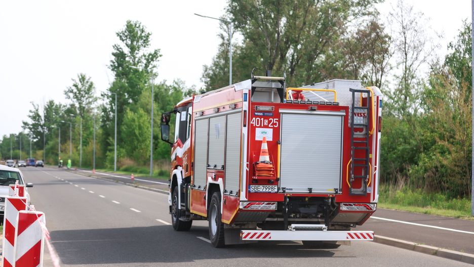 Siemianowice Śląskie, 10.05.2024. Straż pożarna podczas akcji gaśniczej składowiska materiałów chemicznych w Siemianowicach Śląskich, 10 bm. (mr) PAP/Michał Meissner
