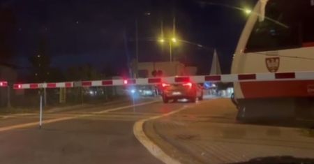 Kobieta utknęła na przejeździe kolejowym. Nie była taka niewinna
