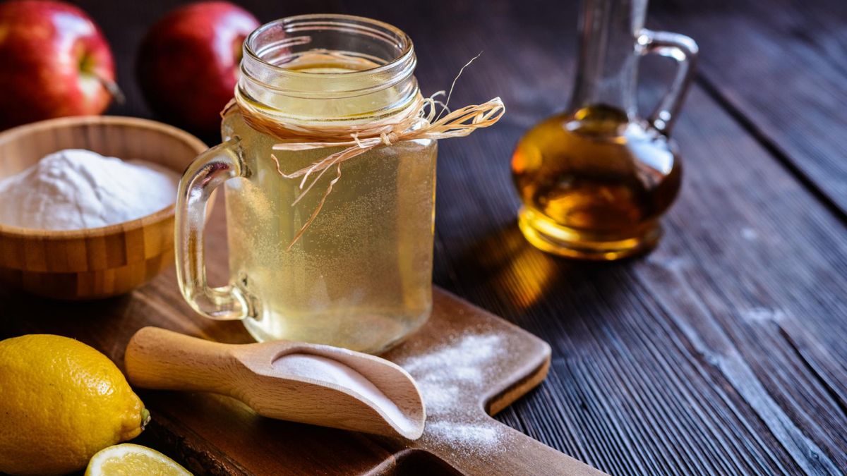 Woda z octem jabłkowym to połączenie, po które mnóstwo osób sięga już od wielu lat