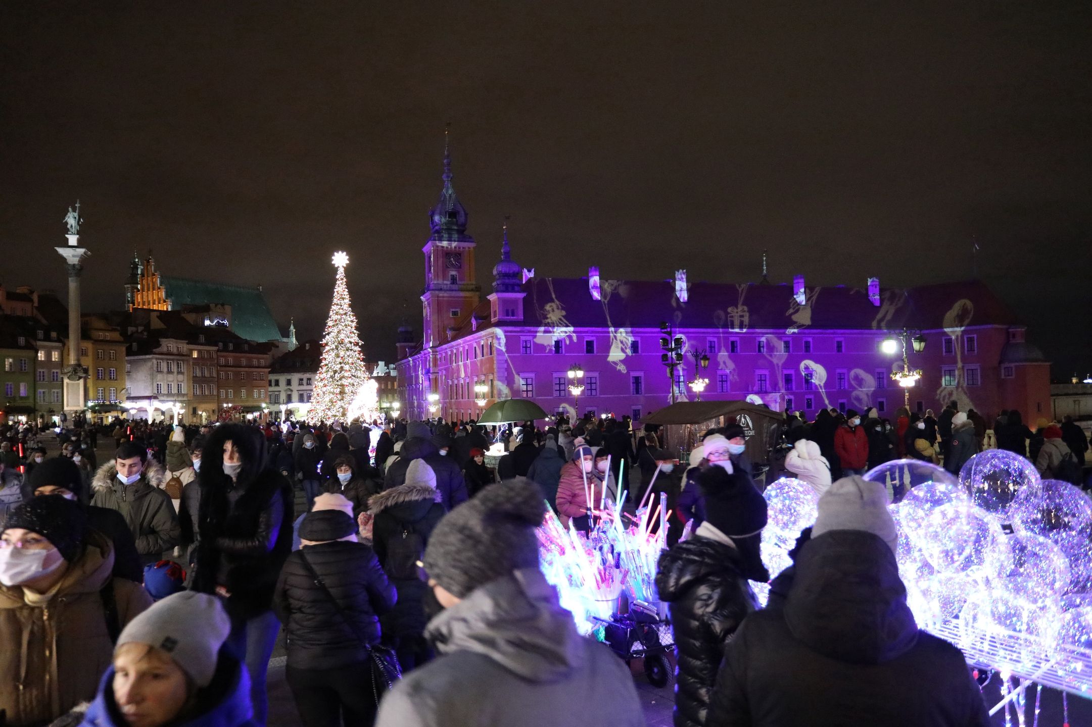 Warszawa. Spacerowicze podziwiali iluminację na Starym Mieście