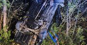 Wypadek drogowy w Zagrodzie. Nietrzeźwy kierowca uderzył w drzewo. Trzy osoby ranne