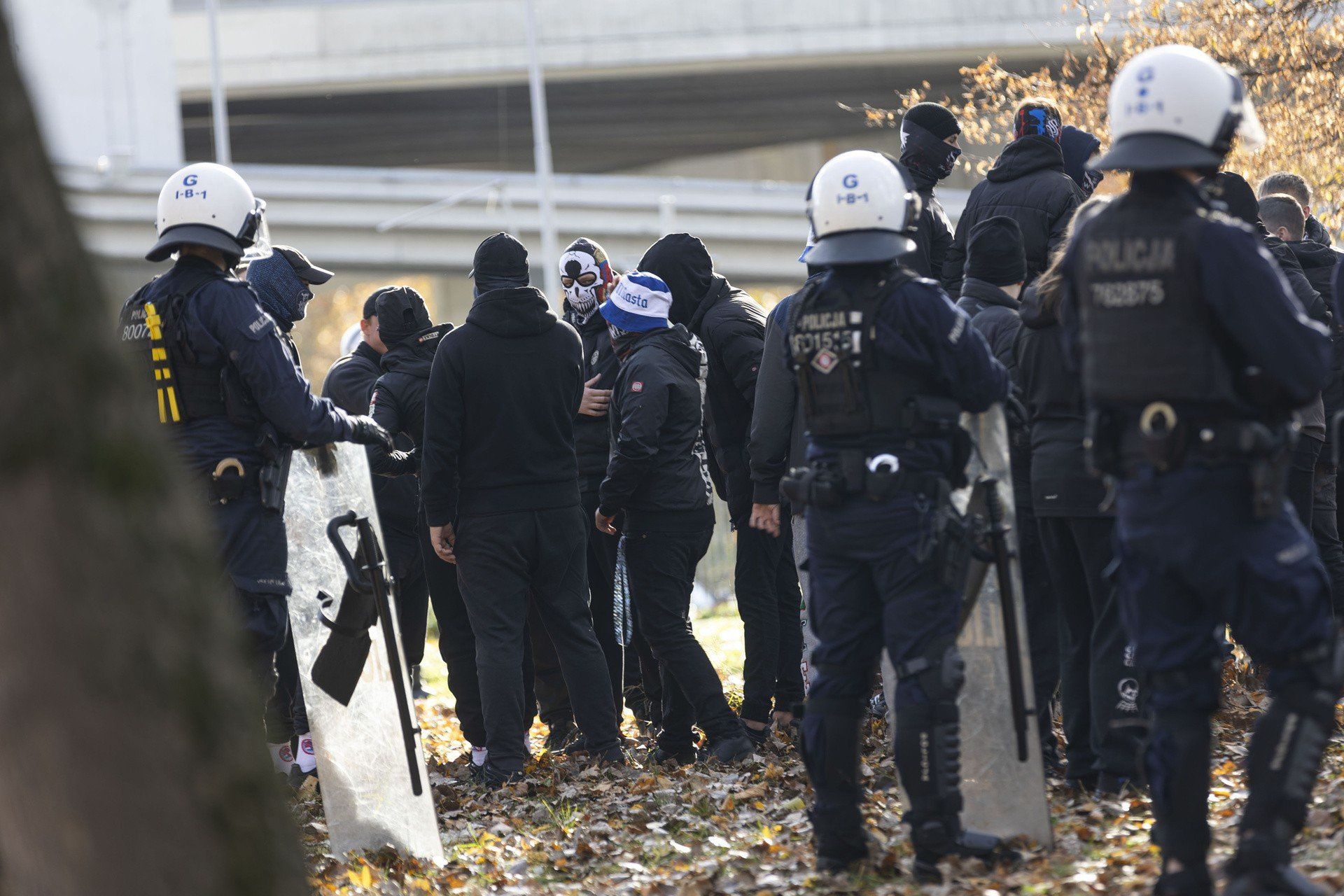 Kibice Wisły Kraków pod stadionem Hutnika Kraków.