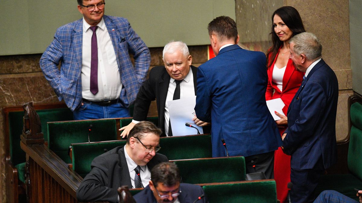 Warszawa, 28.07.2023. Wicepremier, prezes PiS Jarosław Kaczyński (C) na sali obrad Sejmu w Warszawie, 28 bm. (aldg) PAP/Radek Pietruszka