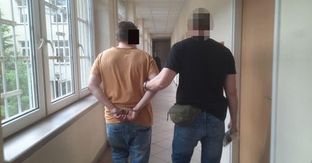 Koledzy ze szkoły spotkali się po latach, ale szybko przestało być miło. Jeden uderzył drugiego butelką w twarz