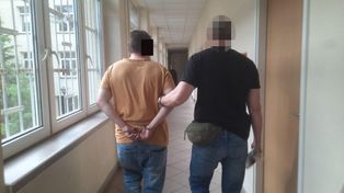 Koledzy ze szkoły spotkali się po latach, ale szybko przestało być miło. Jeden uderzył drugiego butelką w twarz