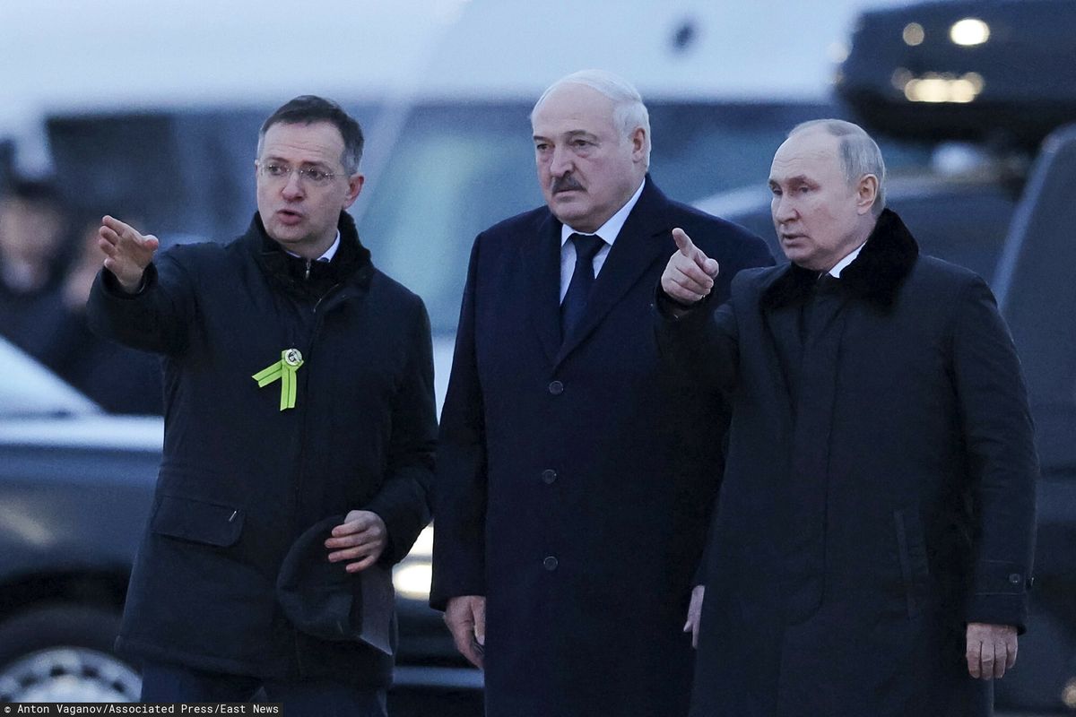 Władimir Putin i Aleksander Łukaszenka oraz doradca Władimir Medyński