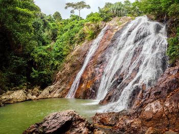 Śmierć przy wodospadzie. Chciał zrobić zdjęcie z dziewczyną. Poślizgnął się i spadł