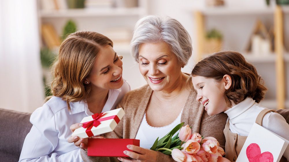 Kobiety wręczają sobie prezent na dzień matki