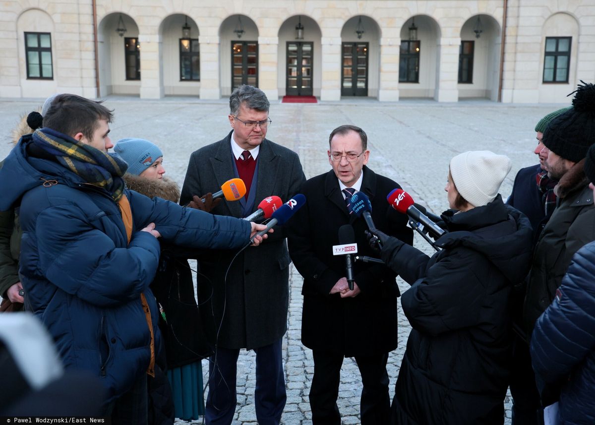 Były szef CBA i były minister spraw wewnętrznych Mariusz Kamiński oraz jego były zastępca Maciej Wąsik podczas konferencji prasowej przed Pałacem Prezydenckim w Warszawie