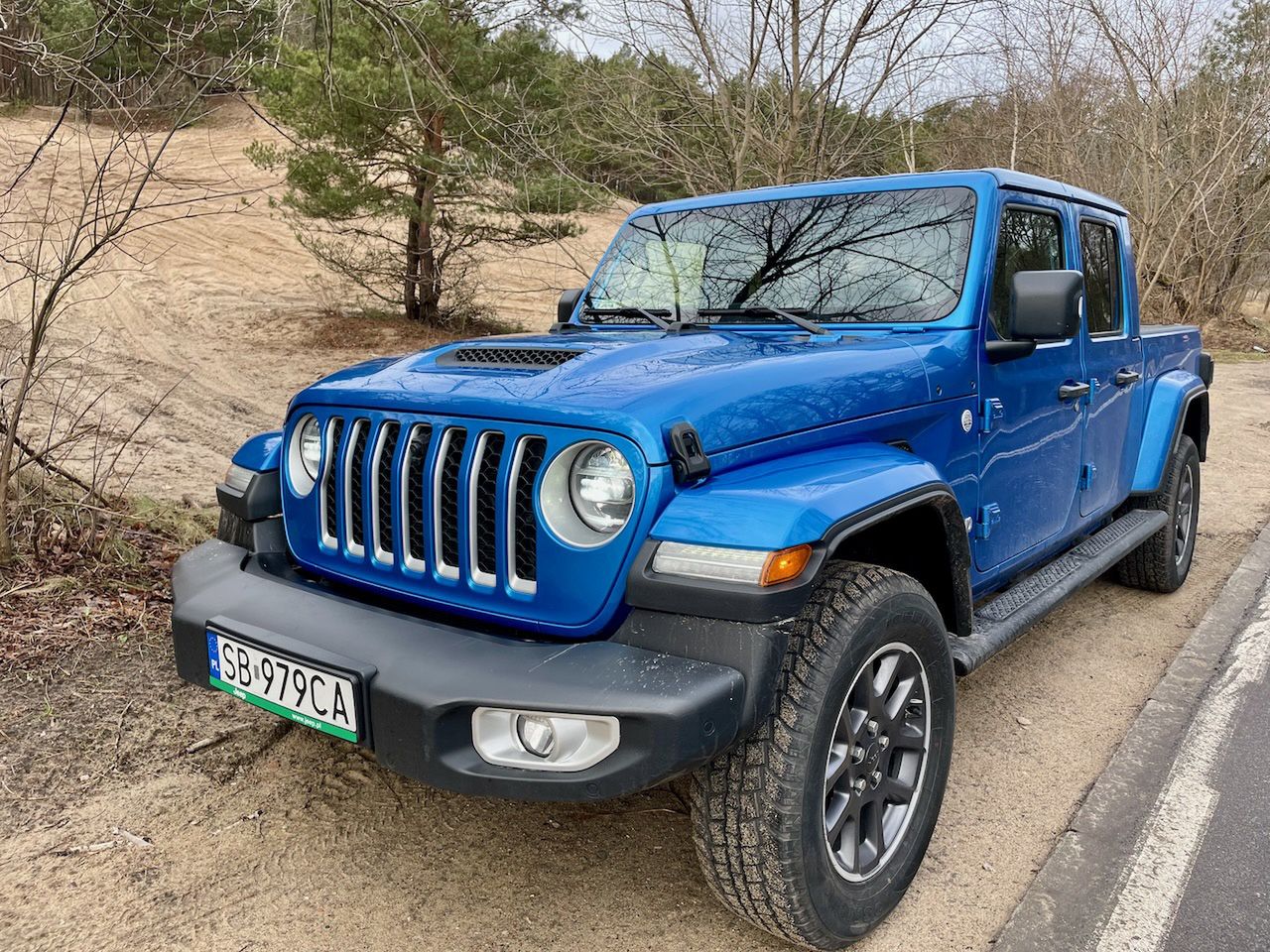 Charakterystyczny grill, kryjący logo marki Jeep