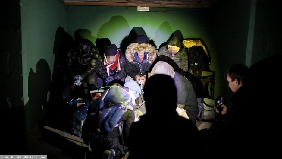 Grupy imigrantów po polskiej stronie granicyFot. Jakub Kaminski/East News, 02.10.2021. Woj. podlaskie. Strefa przygraniczna (poza strefa stanu wyjatkowego). Grupa Iranczykow poszukujacych azylu. Imigranci ostatecznie zostali zatrzymani przez policje i odwiezieni przez straz graniczna do placowki w Kuznicy.Jakub Kaminski