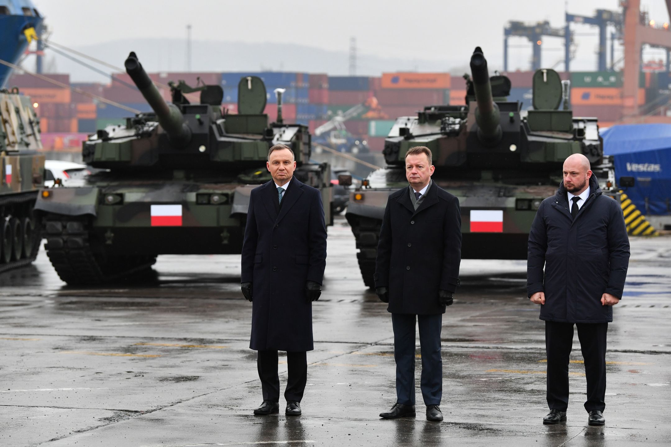 Andrzej Duda, Mariusz B�aszczak, Jacek Siewiera
Gdynia, 06.12.2022. Prezydent Andrzej Duda (L), wicepremier, minister obrony narodowej Mariusz B�aszczak (C) oraz szef Biura Bezpiecze�stwa Narodowego Jacek Siewiera (P) podczas odbioru pierwszych korea�skich czo�g�w K2 oraz haubic K9 na terenie Terminalu Kontenerowego w Gdyni, 6 bm. (sko) PAP/Adam War�awa
Adam War�awa
odbi�r, uzbrojenie, wojsko