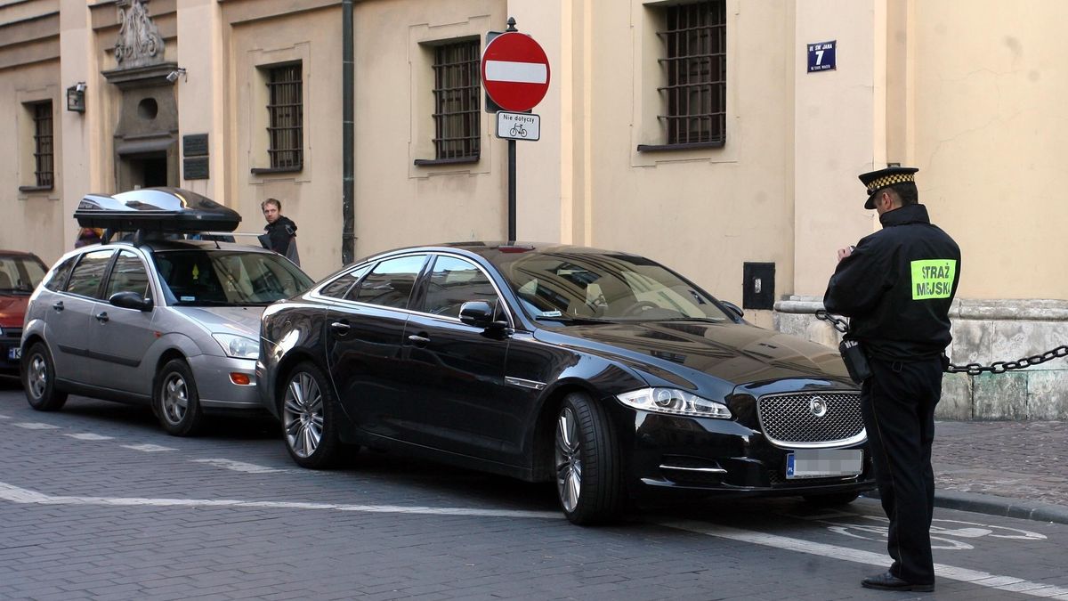 Cennik spisywanego Jaguar XJ otwiera kwota 419 900 zł.