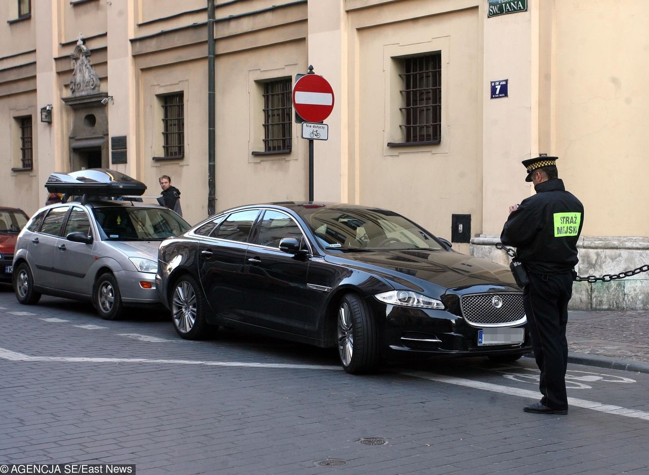 Cennik spisywanego Jaguar XJ otwiera kwota 419 900 zł.