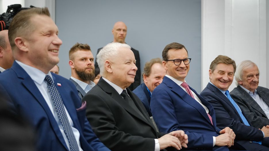 Warszawa, 24.04.2023. Od frontu: prezes PiS Jarosław Kaczyński (2L), premier Mateusz Morawiecki (3P), minister edukacji i nauki Przemysław Czarnek (L), szef Kancelarii Prezesa Rady Ministrów Marek Kuchciński (2P) oraz wicemarszałek Sejmu RP Ryszard Terlecki (P) podczas uroczystości nadania sali konferencyjnej w stołecznej siedzibie MEiN imienia prof. Lecha Kaczyńskiego, 24 bm. (jm) PAP/Mateusz Marek