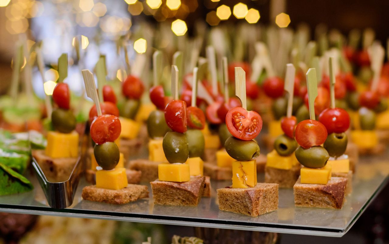 Koreczki-kanapeczki wyjdą pyszne z tym serem. Banalny sposób przygotowania