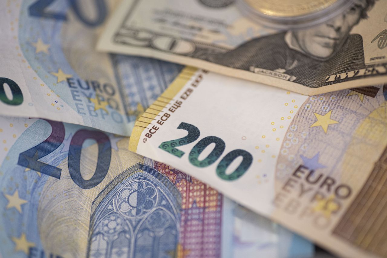 Euro zyskuje na wartości wobec dolara. "W drodze na tegoroczny szczyt"