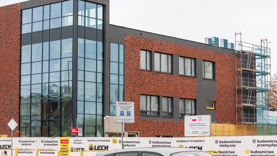 W obiekcie, który powstaje u zbiegu ulic Ogińskiego i Sieńki, aktualnie trwają prace związane, m.in., z elewacją budynku. Zdominują ją płytki przypominające licowaną cegłę oraz przeszklenia klatki schodowej.