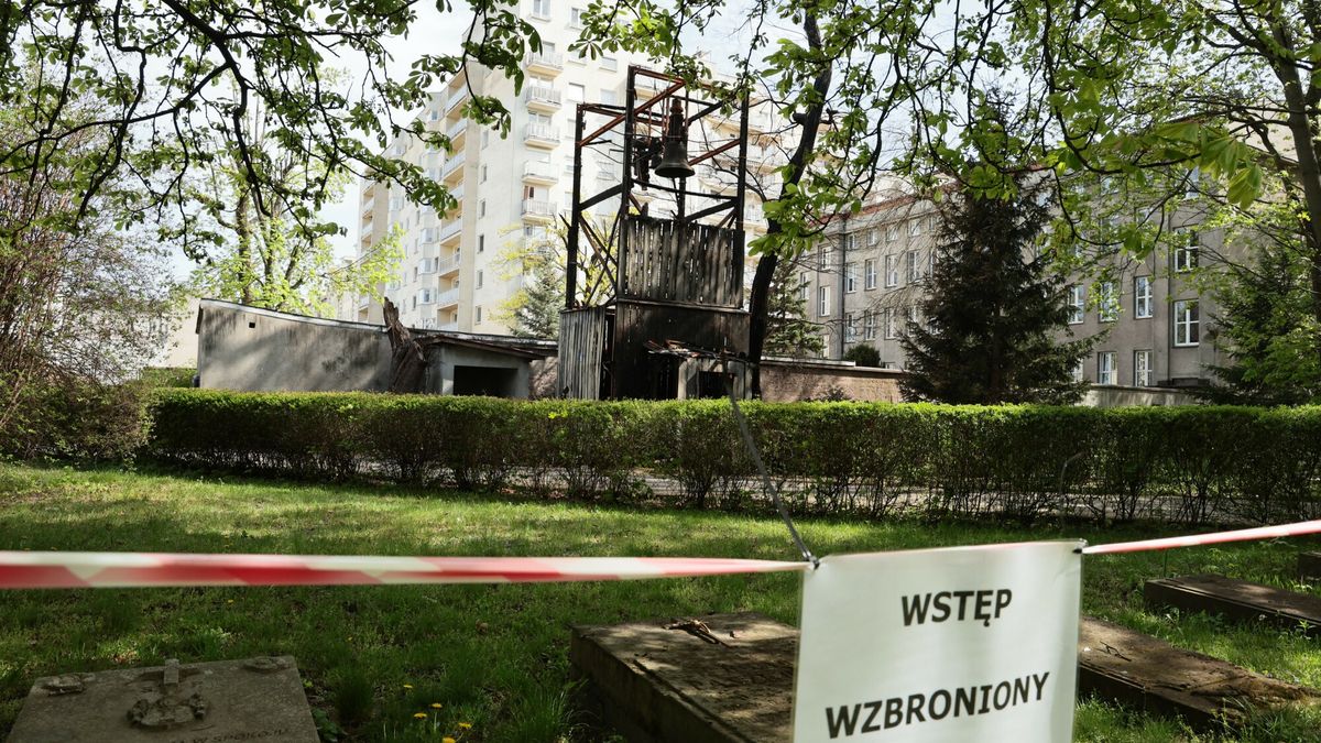 Zgliszcza po pożarze dzwonnicy na Kamionku