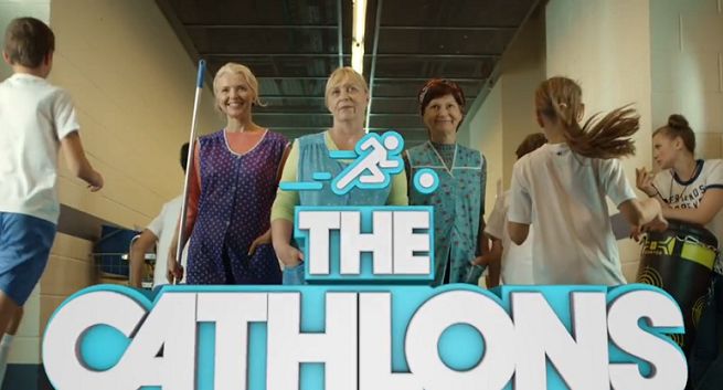 Mecz sprzątaczek reklamuje szkolną ofertę w Decathlonie (wideo)