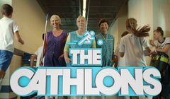 Mecz sprzątaczek reklamuje szkolną ofertę w Decathlonie (wideo)