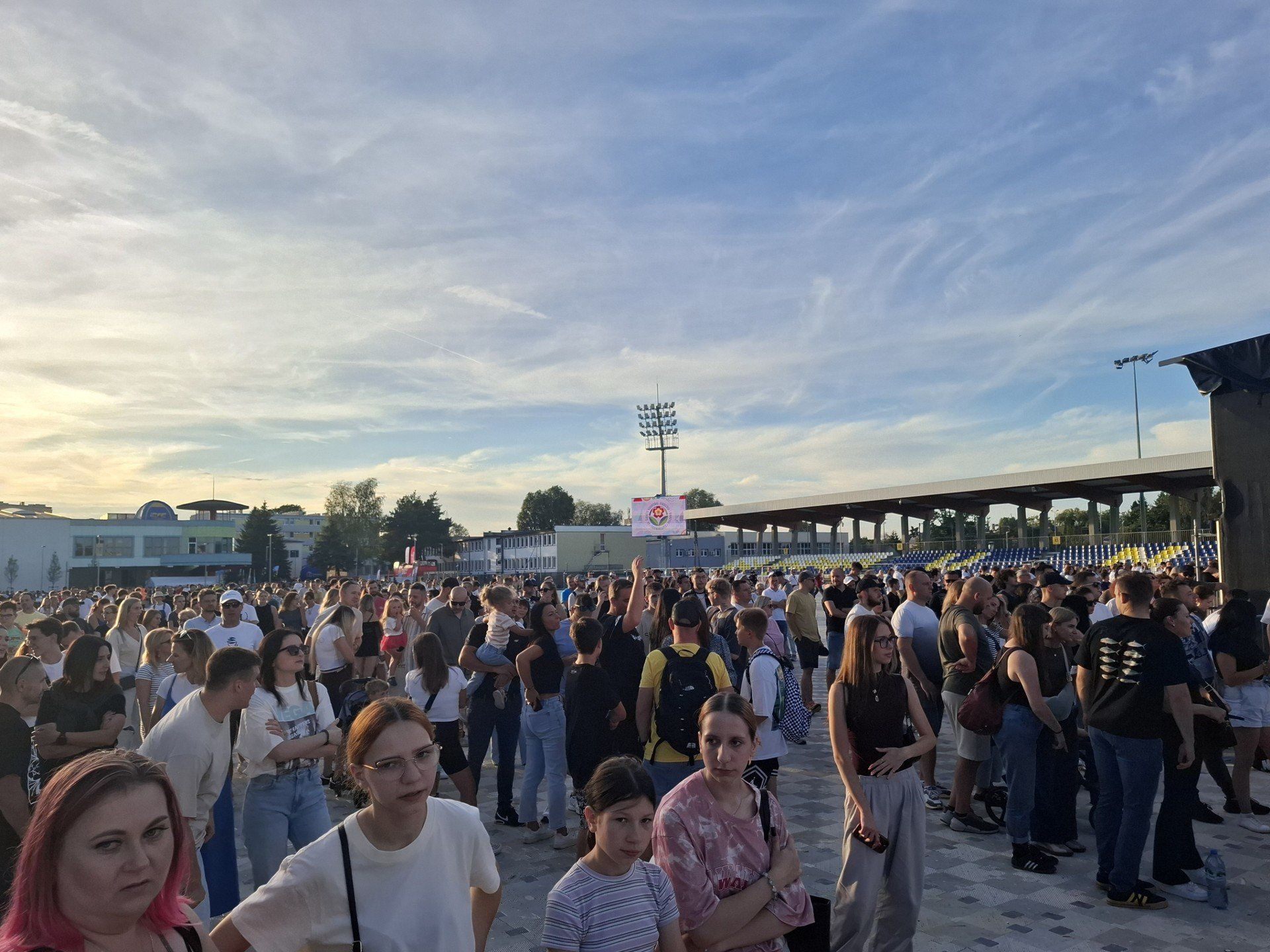Pełen stadion na koncercie Paktofoniki podczas Święta Kwiatów, Owoców i Warzyw