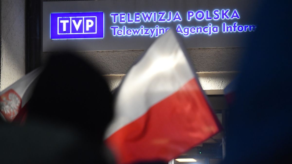 Warszawa, 14.12.2023. Manifestacja w obronie TVP na placu Powstańców Warszawy w Warszawie, 14 bm. Zgromadzeni protestują w obronie mediów publicznych. (sko) PAP/Piotr Nowak