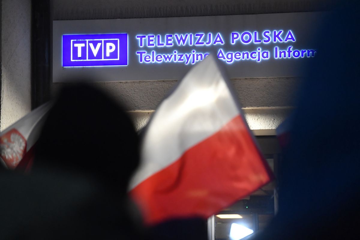 Pracownicy TVP będą przykuwać się do kaloryferów.