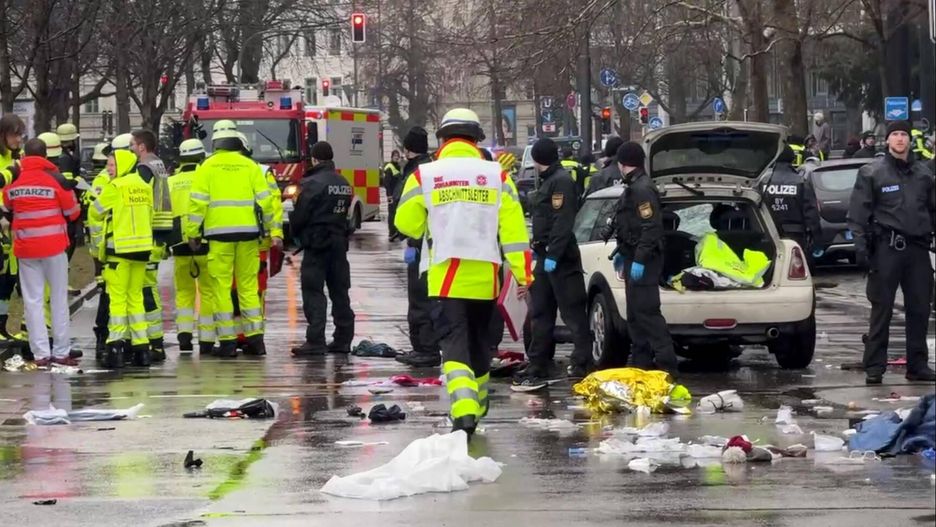 Car driven into group of people in Munich
13 February 2025, Bavaria, Munich: Rescue workers stand at the scene. A vehicle has driven into a group of people in Munich city center. Photo: Peter Kneffel/dpa 
Dostawca: PAP/DPA
Peter Kneffel
Emergencies, Bavaria, Germany