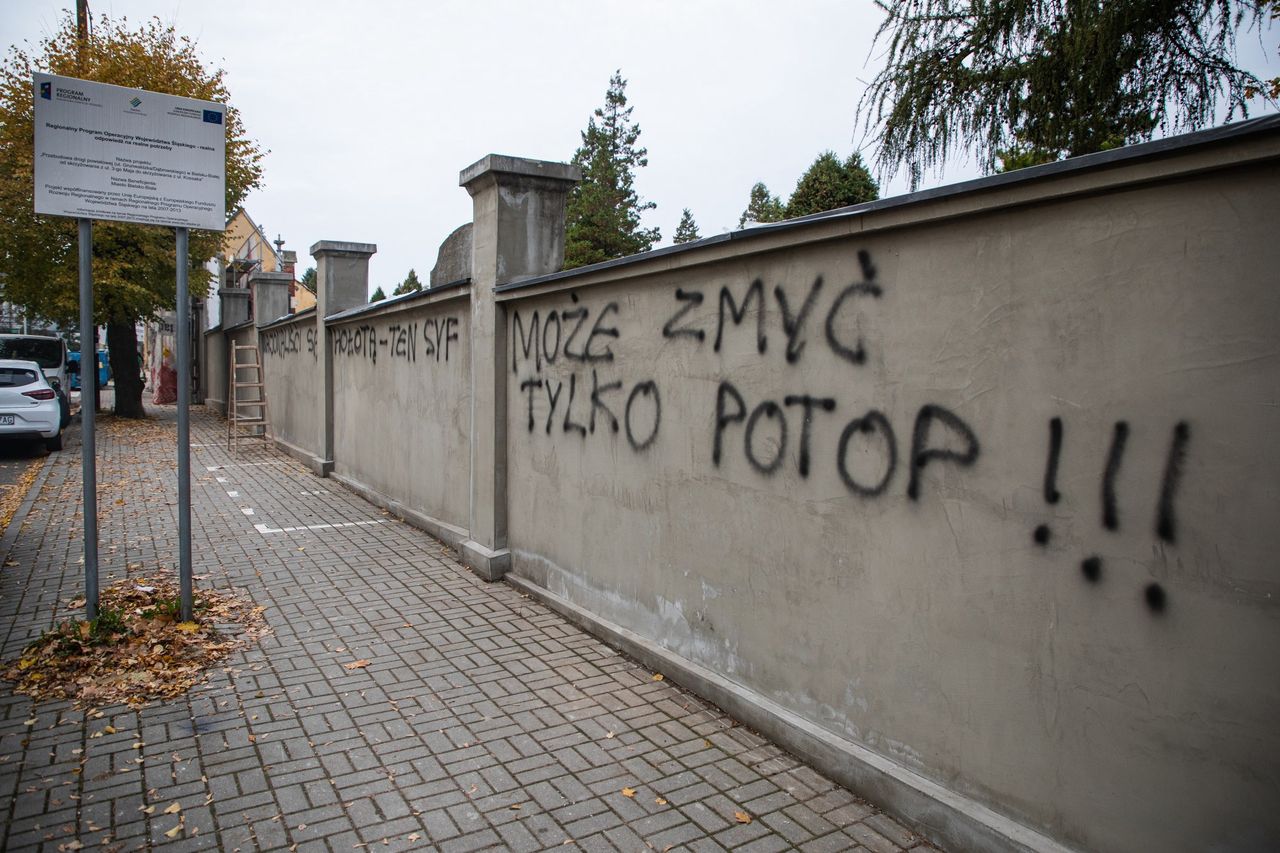 Na ogrodzeniu trzeba wykonać wiele prac ponownie.