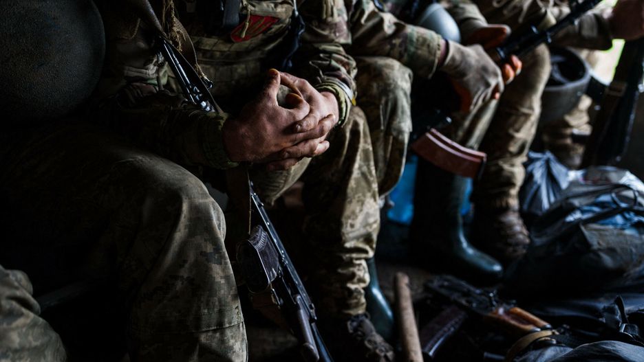 Ukraińscy żołnierze jadą ciężarówką wojskową w pobliżu frontowego miasta Bachmut w obwodzie donieckim