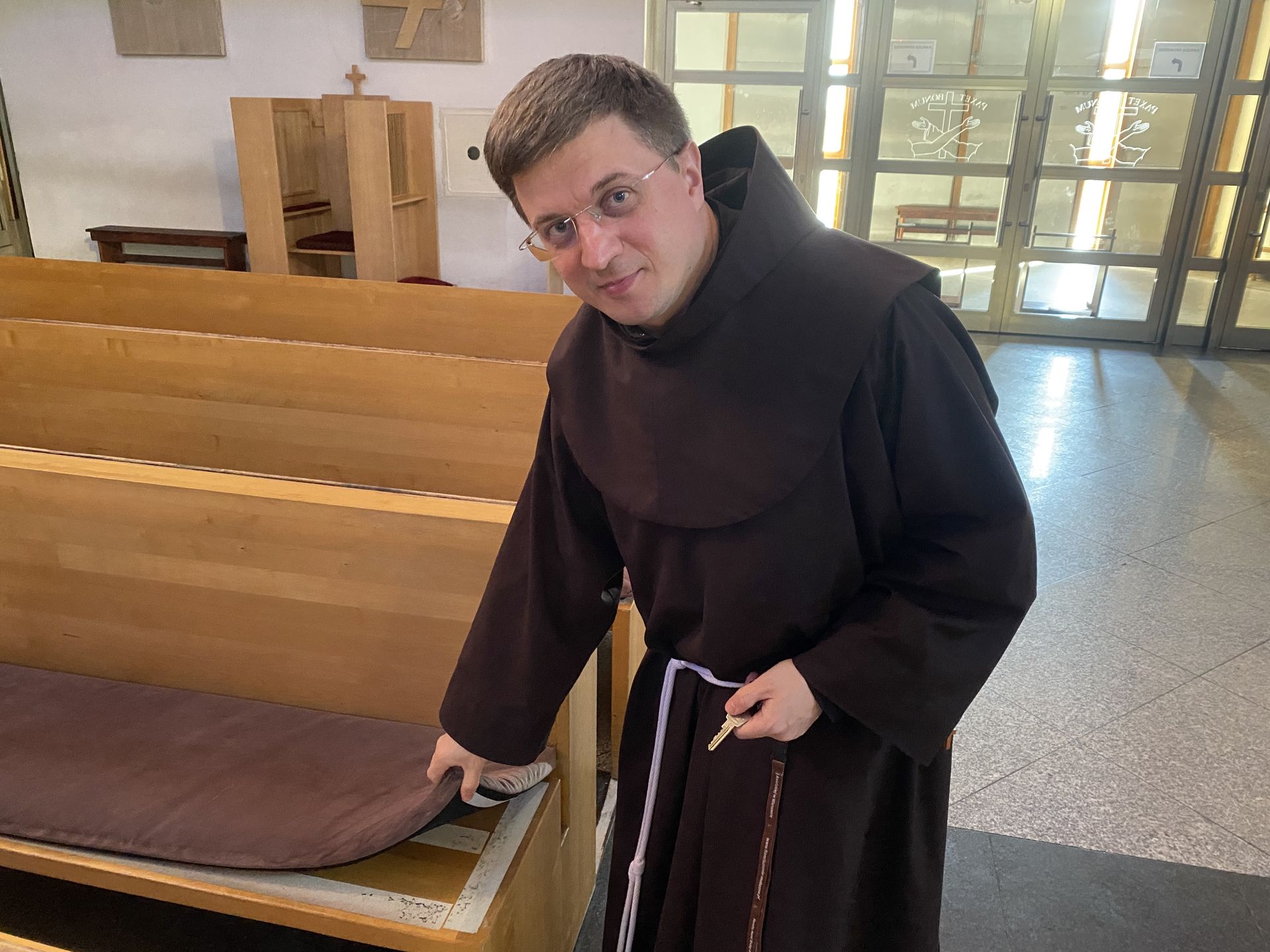 - W kościele zamontowane są elektryczne maty grzewcze. W pandemii dołożyliśmy stożki gazowe - mówi o. Gerard