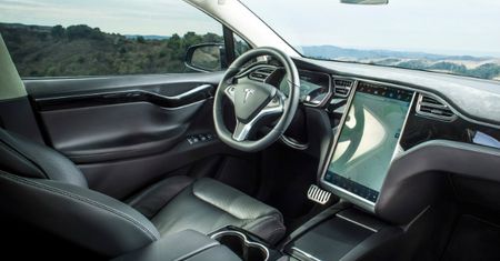 Po włamaniu do systemów Tesla broni się przed hakerami