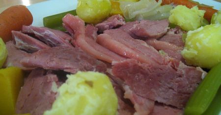 Peklowana szynka wieprzowa w puszce, na zimno