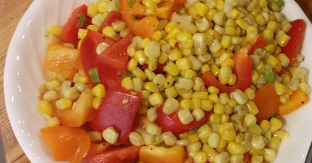 Kukurydza z czerwoną i zieloną papryką w słoiku (produkt i płyn)