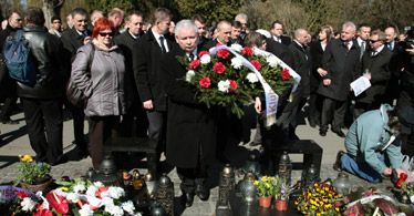 Rocznica katastrofy smoleńskiej. Zwolennicy PiS przed Pałacem Prezydenckim