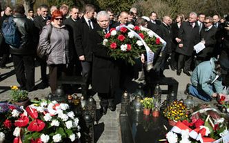 Rocznica katastrofy smoleńskiej. Zwolennicy PiS przed Pałacem Prezydenckim