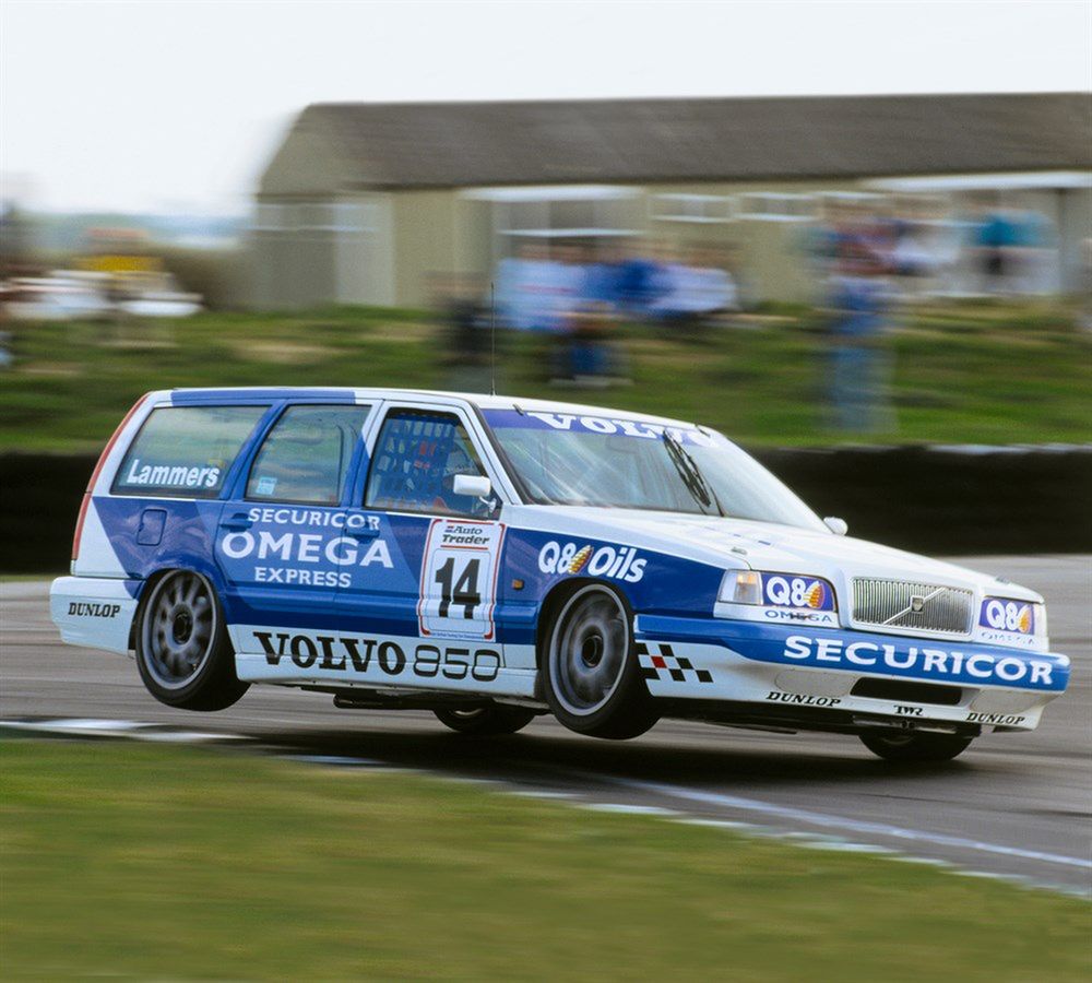 Jedno z dwóch Volvo 850 BTCC, które zbudowały wizerunek tej marki jako producenta sportowych kombi w akcji podczas swojego jedynego sezonu startów w brytyjskich mistrzostwach (fot. archiwum Volvo)