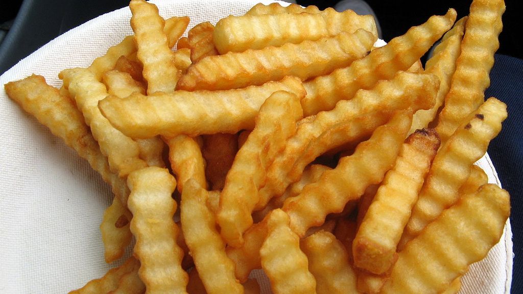 Mrożone frytki karbowane przygotowane w piekarniku z dodatkiem soli