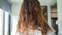 Czy można spać z mokrymi włosami? Eksperci ostrzegają