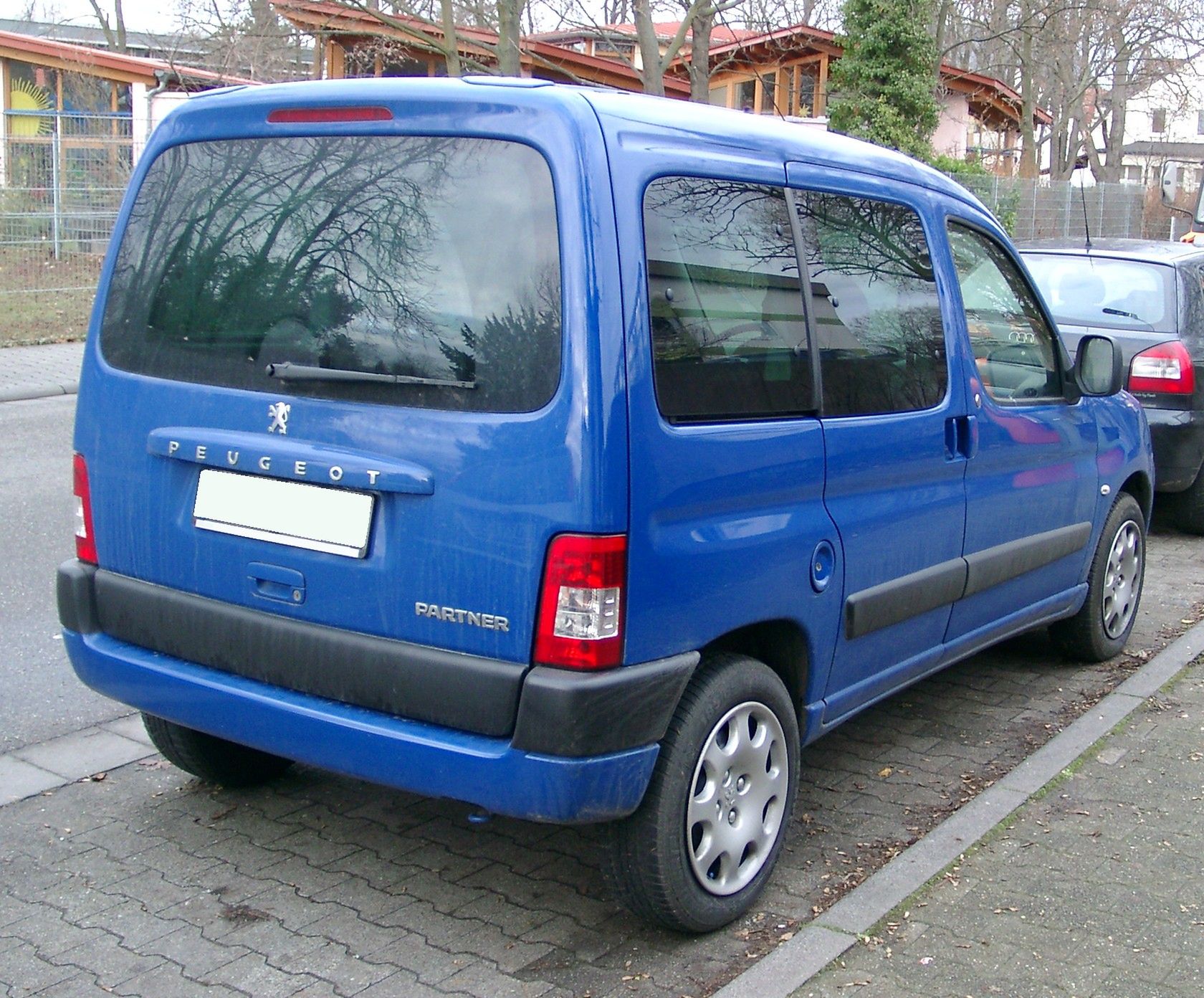 W zależności od daty produkcji w części modeli Peugeot Partner prawe tylne światło przeciwmgłowe było zaślepione. Wystarczyło jednak wycięcie zaślepki i wstawienie żarówki, żeby lampa stała się aktywna.