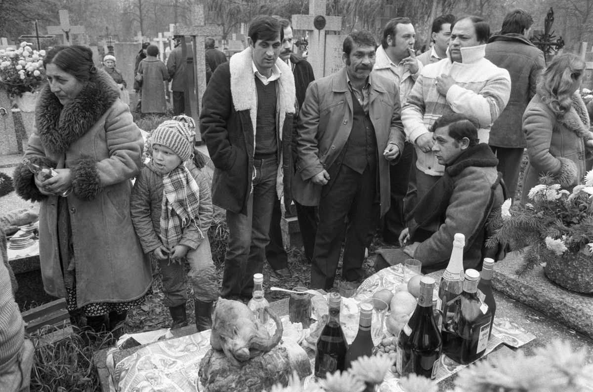 Biesiada na cmentarzu Bródnowskim w Warszawie w latach 80. 