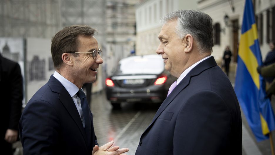 A handout photo made available by the Hungarian PMâ��s Press Office shows Hungarian Prime Minister Viktor Orban (R) receiving Swedish Prime Minister Ulf Kristersson at the government headquarters in Budapest, Hungary, 23 February 2024. EPA/Zoltan Fischer / Hungarian PMâ��s Press Office / HANDOUT HUNGARY OUT HANDOUT EDITORIAL USE ONLY/NO SALES HANDOUT EDITORIAL USE ONLY/NO SALES Dostawca: PAP/EPA.