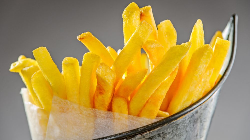 Mrożone frytki bez dodatku soli przygotowane w piekarniku